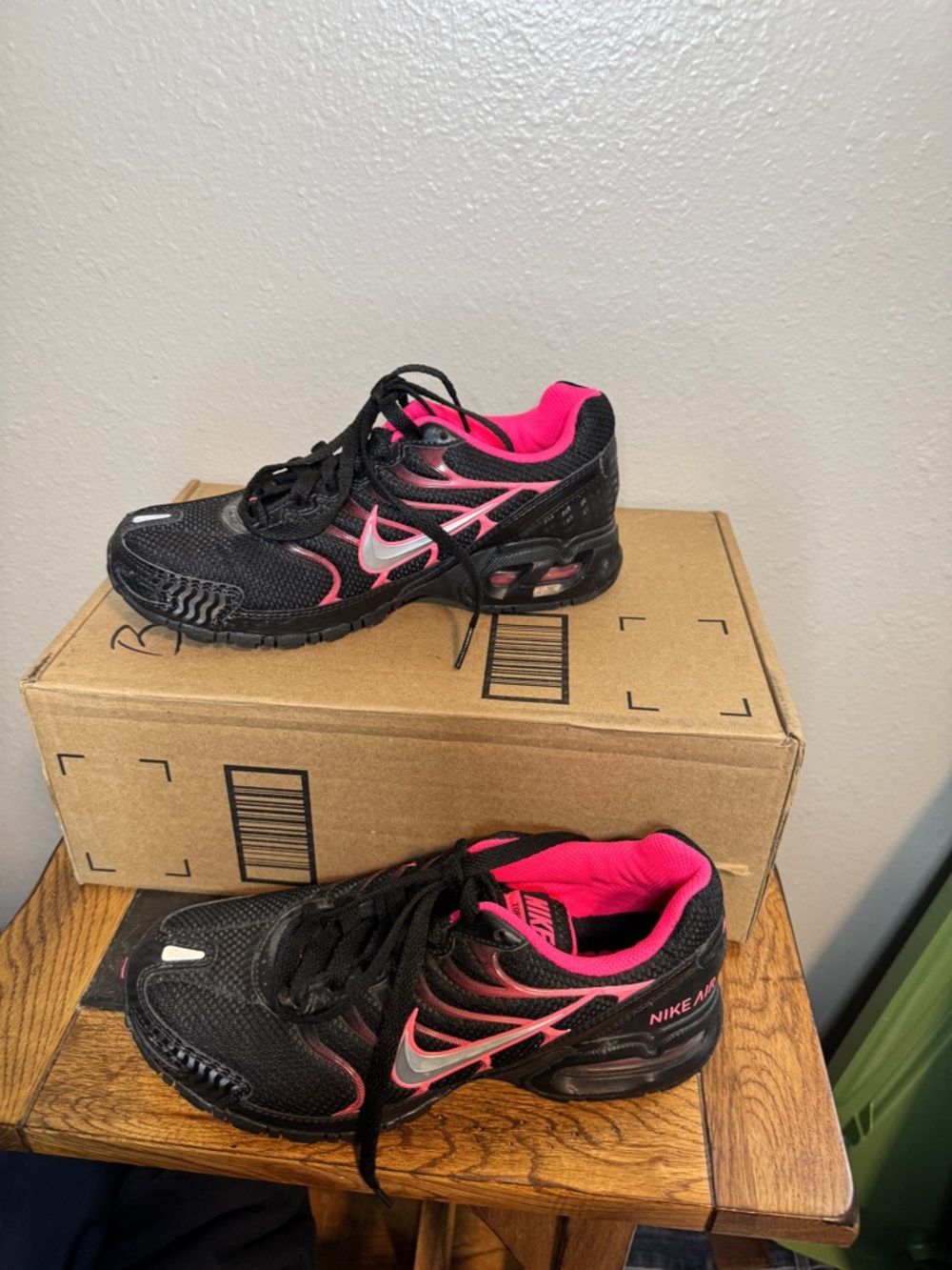 Nike Women's Black and Pink Athletic Running Shoes - Picture 2 of 7